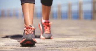 Người bị thoái hóa khớp gối có nên đi bộ, tập yoga không?
